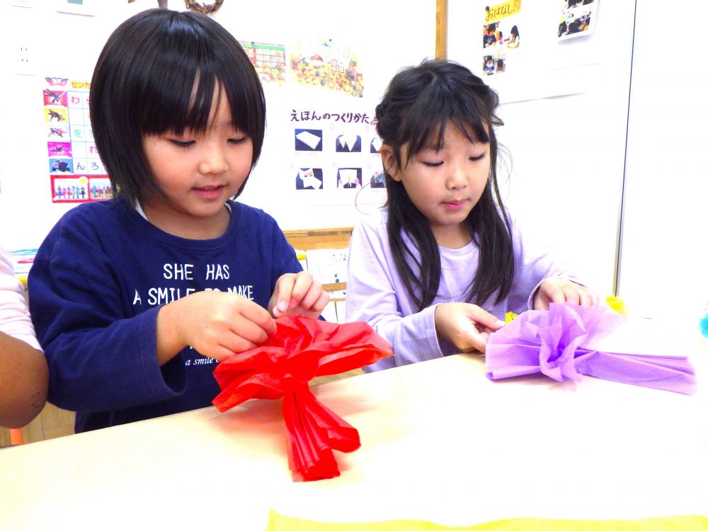 「これ、お母さんが作ってたの見たことある」
「破けそう！！そぉーっとひらこう」
飾り付けも着々と進んでいきました

みんなのイメージに近づいているかな？