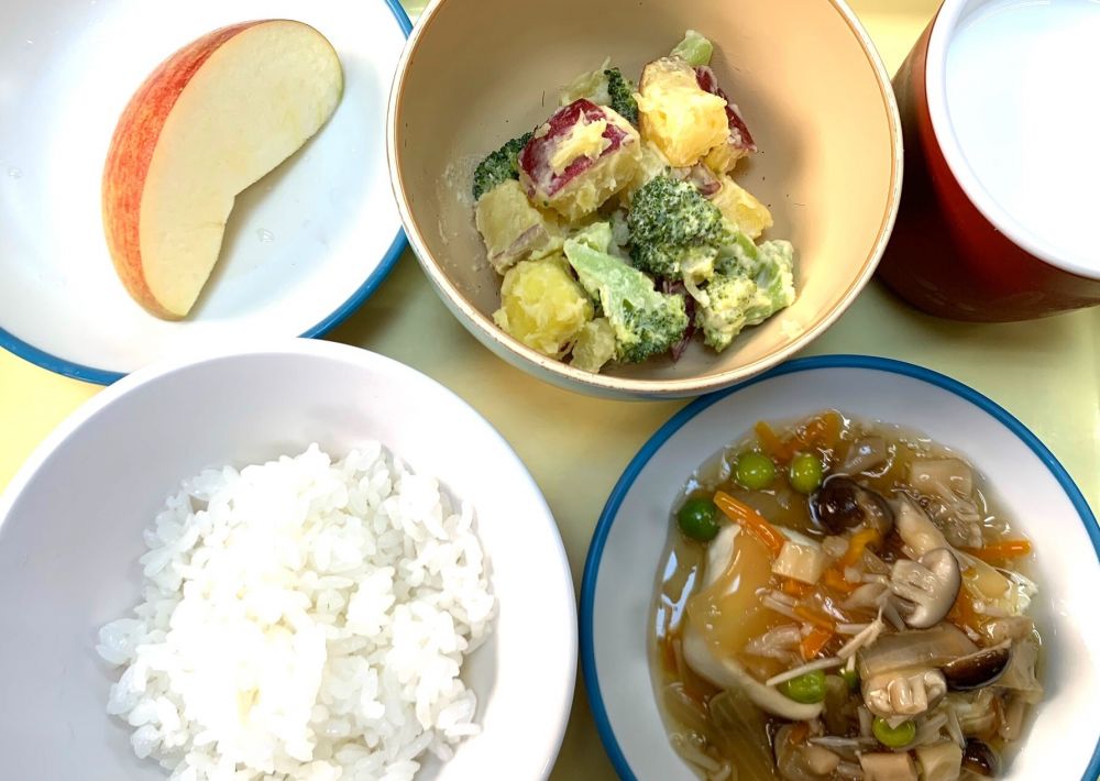 ご飯

豆腐ステーキ～きのこソースあんかけ

さつま芋ブロッコリーサラダ

りんご

牛乳