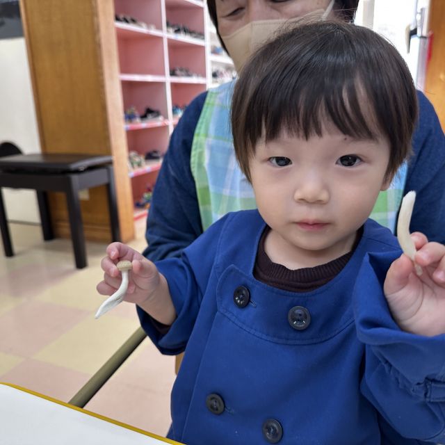 きのこ触ったよ🍄　　～1歳児　ヒヨコ組～