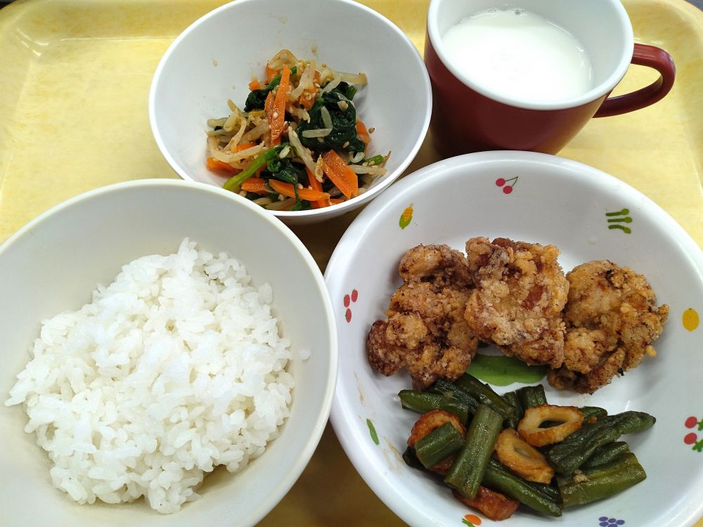 ご飯

塩からあげ

いんげんとちくわのオイスター炒め

三色野菜のナムル

牛乳