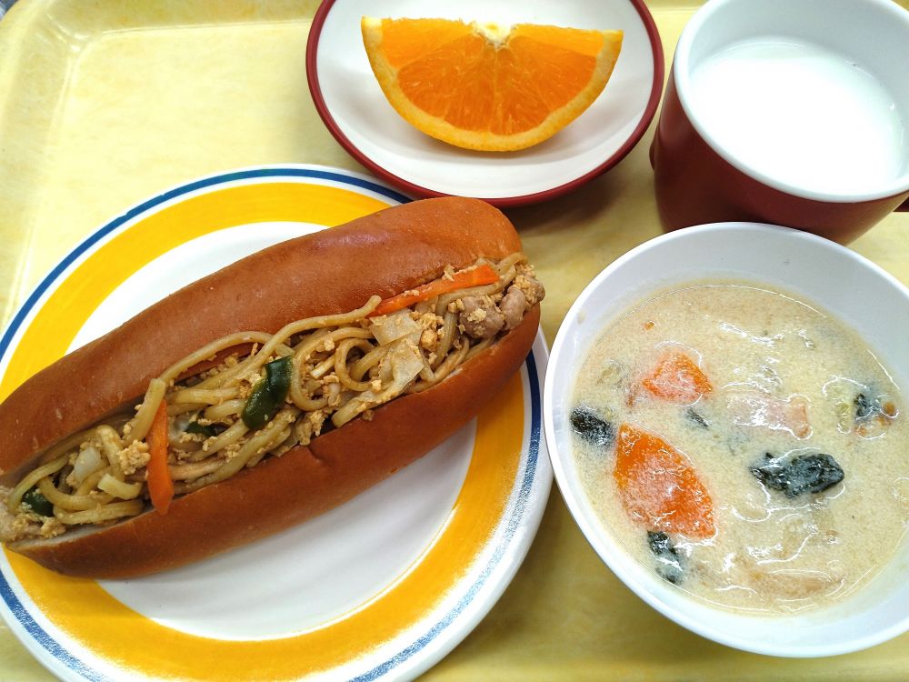 焼きそばと卵のホットドッグ

チンゲン菜の豆乳スープ

オレンジ

牛乳