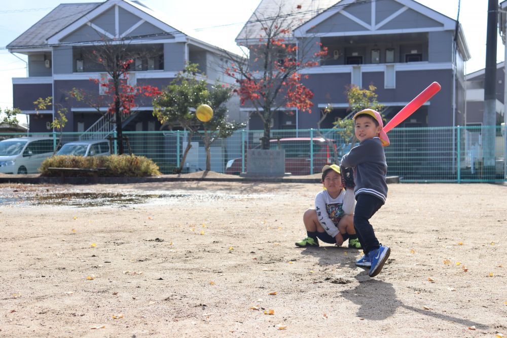 4歳児さんと5歳児さんで高西公園に遊びに行きました

最近野球にハマっている4歳児のS君
バット、グローブ、ボールを持ってきて思い切り野球を楽しみました

頑張れ！未来の大谷選手！