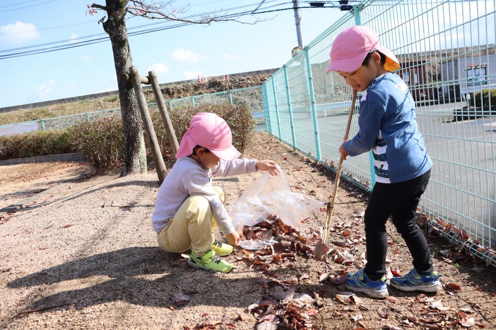 公園の隅では葉っぱを集める2人のT君
公園の掃除ありがとう！