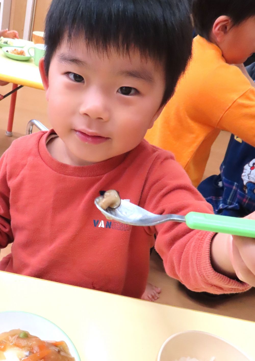 今日は『食育の日』でした！
秋の味覚であるきのことお芋に触れましたよ♪
触ってみたり、割いてみたり、匂いをかいでみたり・・・
子どもたちそれぞれにいろんなやり方で楽しんで行いました😊

今日触ったきのことお芋の中には給食に入っているものがありました。
「給食の中にも入ってるから探してみてね」と声をかけると
「あったよ！」と【しめじ】を見せてくれました！