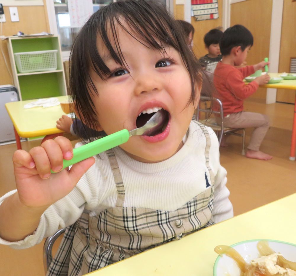 さつま芋の皮はむいた状態で調理しているので
「（見たさつま芋と）色が違うよ？」
と疑問を持つ子も！
さつま芋の皮は紫色ですが、皮をむいて茹でると黄色になることがわかりましたね😊

いつも食べている食材も、実際に触ってみるといろんな発見があります♪
においや重さ、大きさ柔らかさ・・・
食育を通して食材に興味を持って給食を食べてもらえたら嬉しいです♡

