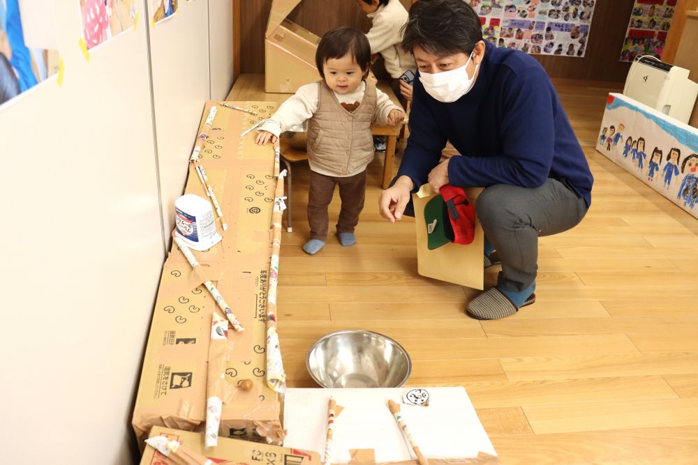 キリン組が作った　小さい子向けのどんぐり転がし
お父さんと何度も何度も転がし　楽しく遊ぶ♡

お父さん・・
記録を見たい気持ち・・　遊びたい気持ち・・　葛藤する
一緒の　“時を過ごす”　って大事だなと感じる瞬間

