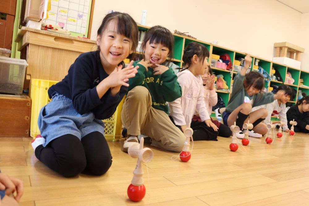 普通にけん玉を楽しむだけではありません
バランスをとって上手に立ててみました
慎重に重ねてピタっと止まるととても嬉しい