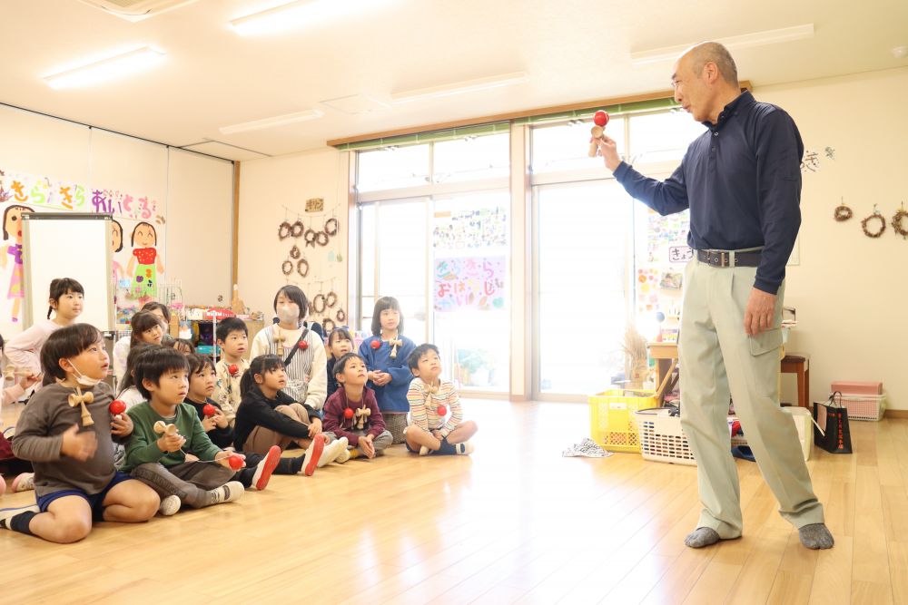 他にも玉を運ぶリレーや、ボーリング等
子ども達みんなで楽しめる遊びをたくさん教えてくれました

最後はけん玉キングの技を見せてもらいました
