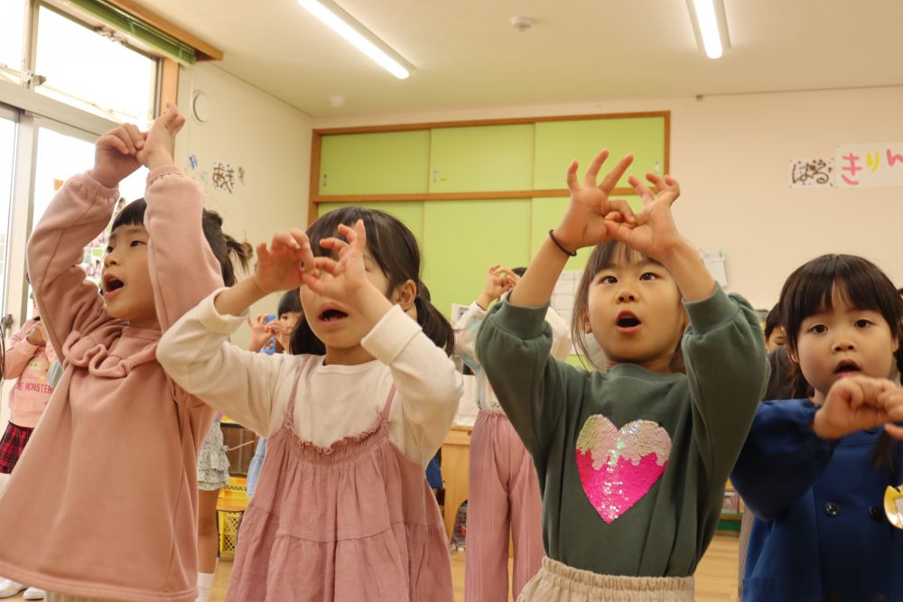 待っている間にみんなで歌の時間
「ここでいっしょにあそんだ　ともだちを　ずっとずっとおぼえていよう」

「ずっとずっと」のところを手話で表現しながら歌っています
とても可愛らしいです☆