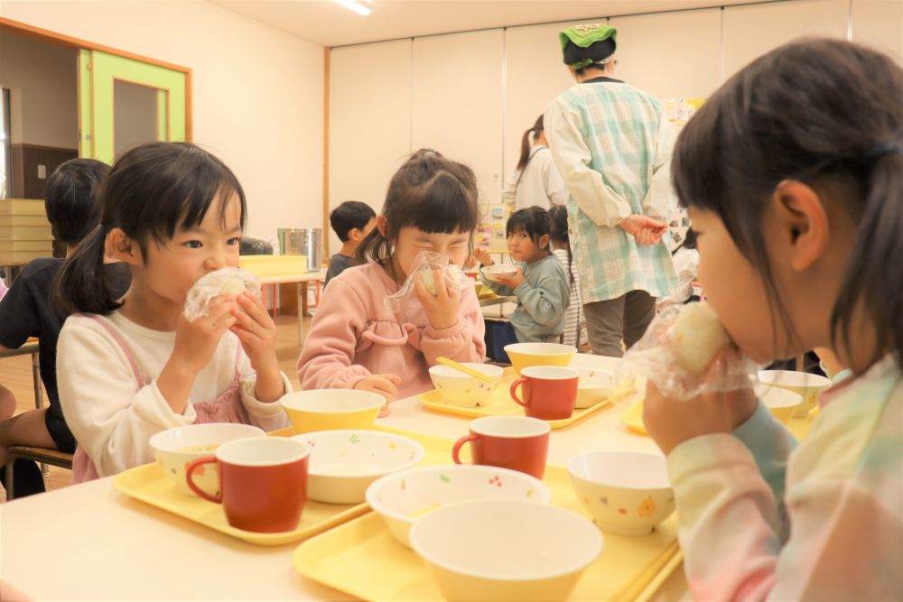 ではでは、いただきます

仲良しの女子達
「せぇーので、パク」
掛け声をして一緒に食べました
これもまた微笑ましいです