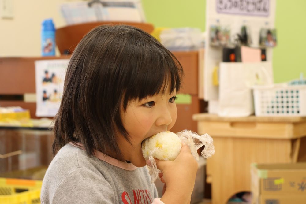 栗がちょっと苦手だったＡちゃん
自分で作ったおにぎりを食べながら「美味しい♡」

また一つ好きな食べ物が増えました♪