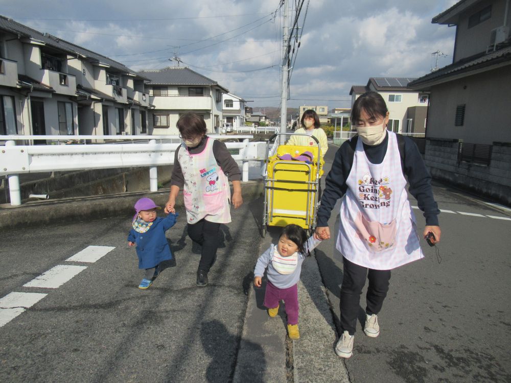 今日は、いいお天気だったので、みんなで東尾道公園までお散歩に♪
久しぶりのお散歩にみんなとっても嬉しそう♡



園を出てカ－トにのってお散歩に出発
 どこに行くのか？とワクワクしながら周りをキョロキョロする子たち
先生と魚探しをして楽しんだり、鳥をみつけて鳥を先生としゃがんでみたり・・・
色々なものに、興味津々のウサギ組さんたちです