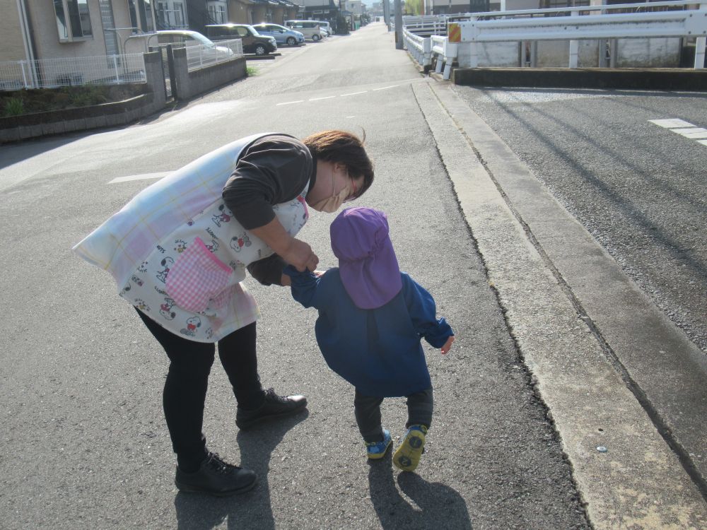 初めて乗る、カ－ト怖くて、Rくんは先生と手を繋いで 歩いてお散歩を楽しむ…♡

