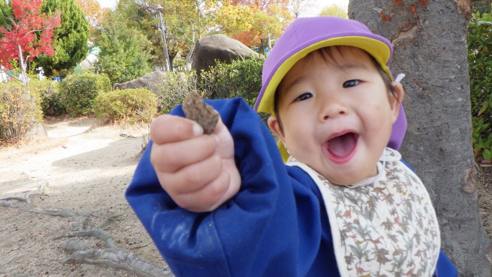 芝生広場にたくさんの可愛いどんぐりを見つけ、
NくんやHちゃんとどんぐり拾いも楽しみました
どんぐり帽子を見つけたNくん
こんなのもあったよ見せてくれました
子どもたちと拾った枝やどんぐりを使って、おもちゃを作って楽しめたらいいなと思ってます…♡