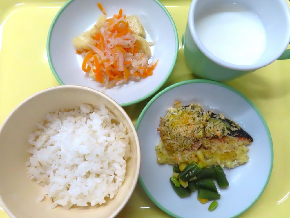 麦ご飯

鮭のカレーマヨパン粉焼き

いんげんとコーンのソテー

大根の酢の物

牛乳