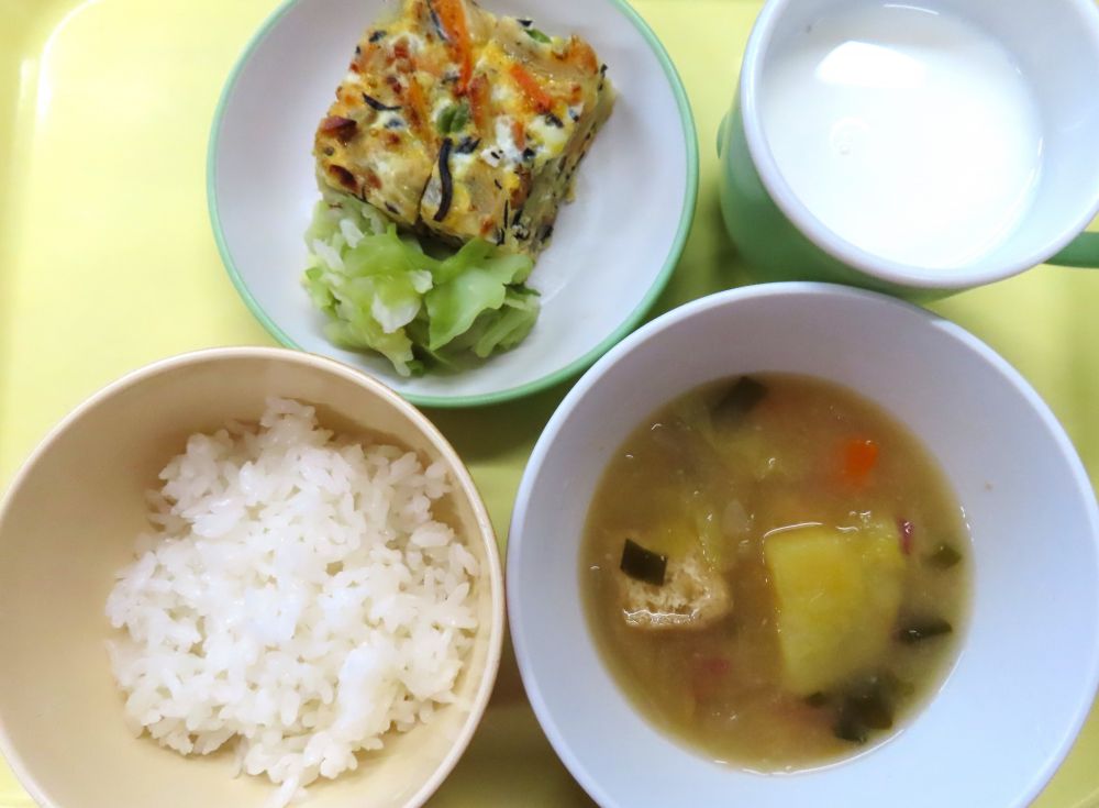 ご飯

千草焼

キャベツの昆布茶和え

さつま汁

牛乳