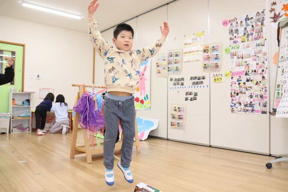 歌や踊りが好きな子ども達は今流行りの
「ゾンビ・デ・ダンス」をすることにしました

手作りの楽器を作り、歌に合わせて演奏とダンス
サビの一番盛り上がるトコロです

伸び伸びと踊る姿がカッコイイ☆