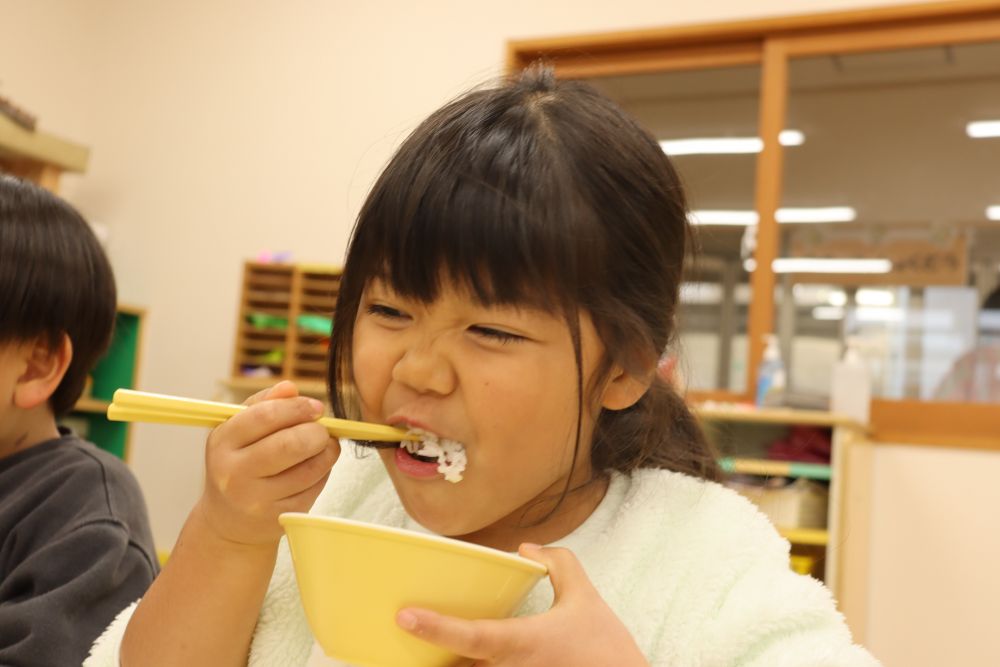 言うまでもなく良い食べっぷりです
子どもがたくさんご飯を食べる様子を見るとなんだか安心します

白米に玄米をプラスしたように、日々の保育にも小さな楽しみをプラスし続けていきたいです