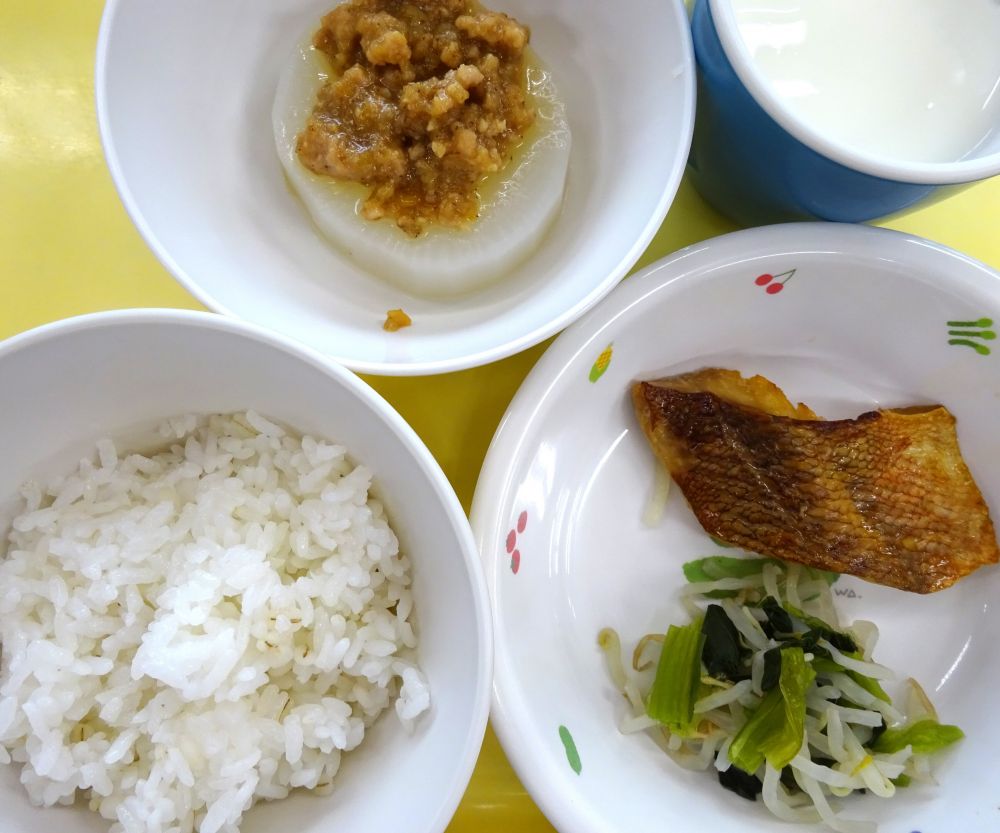 麦ご飯

赤魚の照り焼き

ゆで野菜

ふろふき大根・肉みそ

牛乳