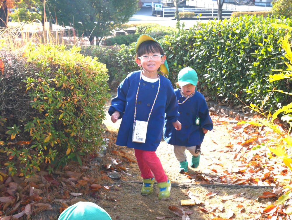 “　楽しいな　面白いな　”
感じることは人それぞれ・・・
この公園の中で自分の興味のある場所へ向かい
好きなことをして楽しんでいます



この道は迷路みたいで楽しいと感じたNくんとSくん
何度も行ったり来たり♡
