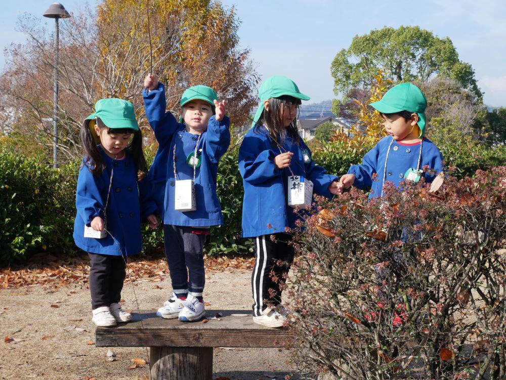 公園で見つけた長い木の枝を使って・・・
『もう釣れた？』
『いや・・・まだ』
『貸して！餌を付けたらなんか釣れるかも！』
魚釣りを表現していました♡
会話がとってもリアルで面白い！！