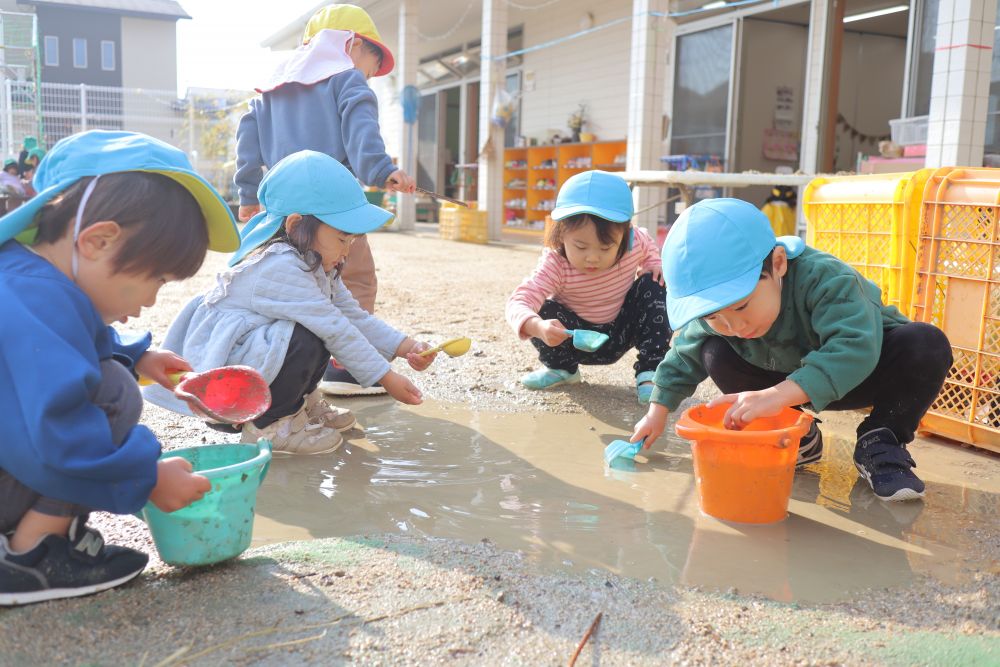 Rくんが水たまりの中からドングリを見つけました
みんなの注目が集まり、あわ作りの次はドングリ探しに！

どうやったら見つかるかな？
それぞれのアイテムを使って工夫して探します