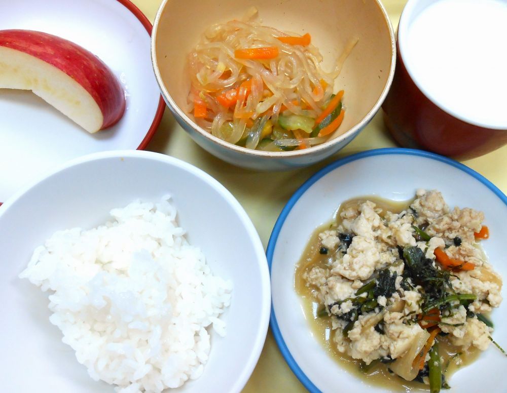 ご飯

韓国風炒り豆腐

春雨の酢の物

りんご

牛乳