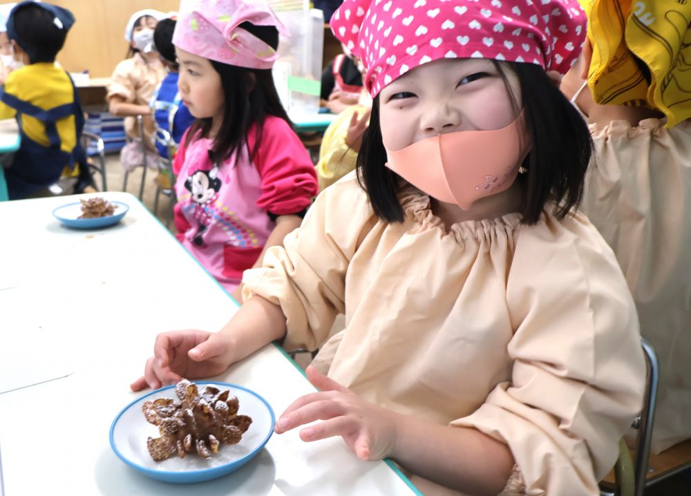 最後は雪を降らせて完了♡

「おいしそー☆」
「おかわりほしい～」

自分で作ったおやつはとっても美味しいね♡
簡単に出来るのでご家庭でも是非作って見て下さいね。