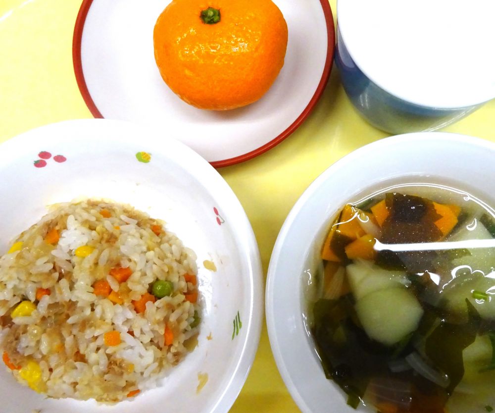 シーチキンにんにくチャーハン

わかめスープ

みかん

牛乳