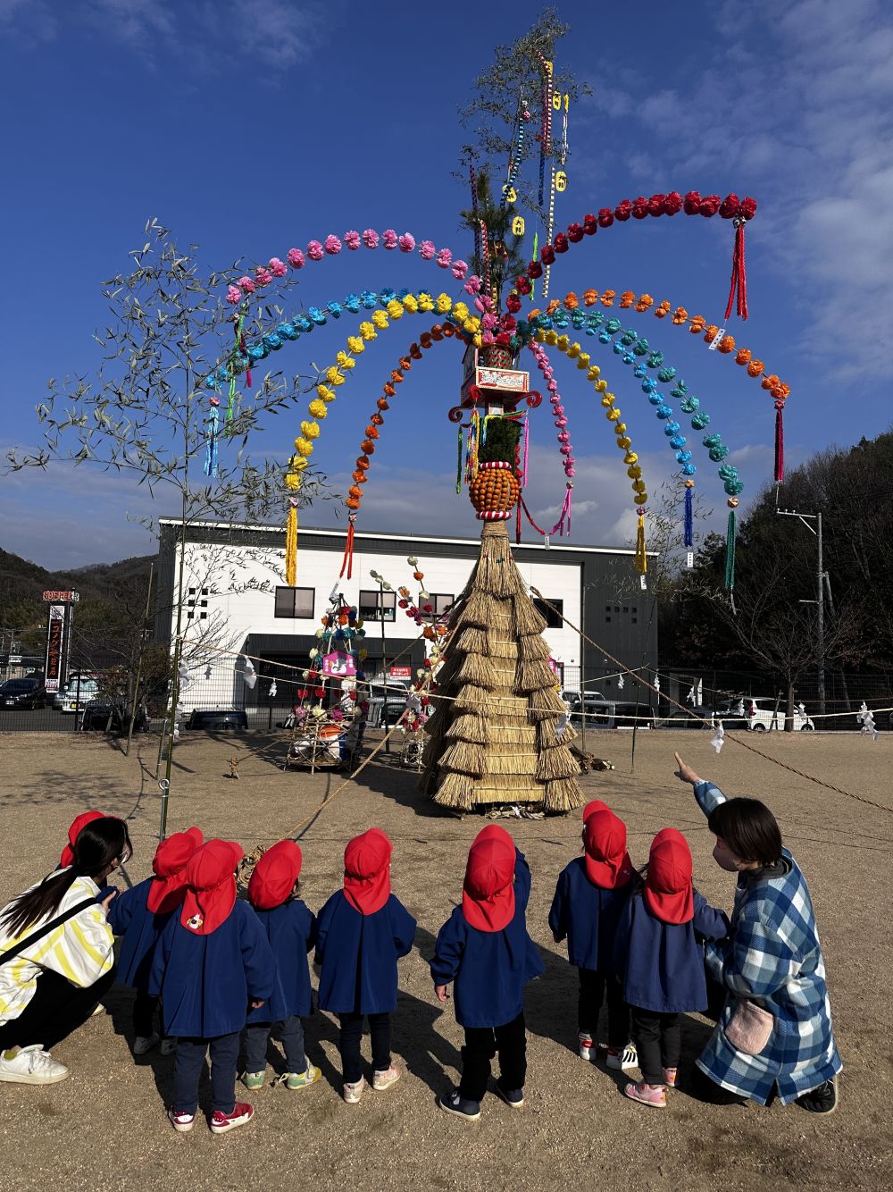 クマ組さんがおさんぽに行ったのを見ていて…
みんなも「行きたい！」と、お願いされたので…

行ってきました♡
飾りを見て、
「青色があるー！」 「オレンジあるー！」
「上にキラキラがあるー！」

目に見えた物を言葉にして伝えてくれました♩