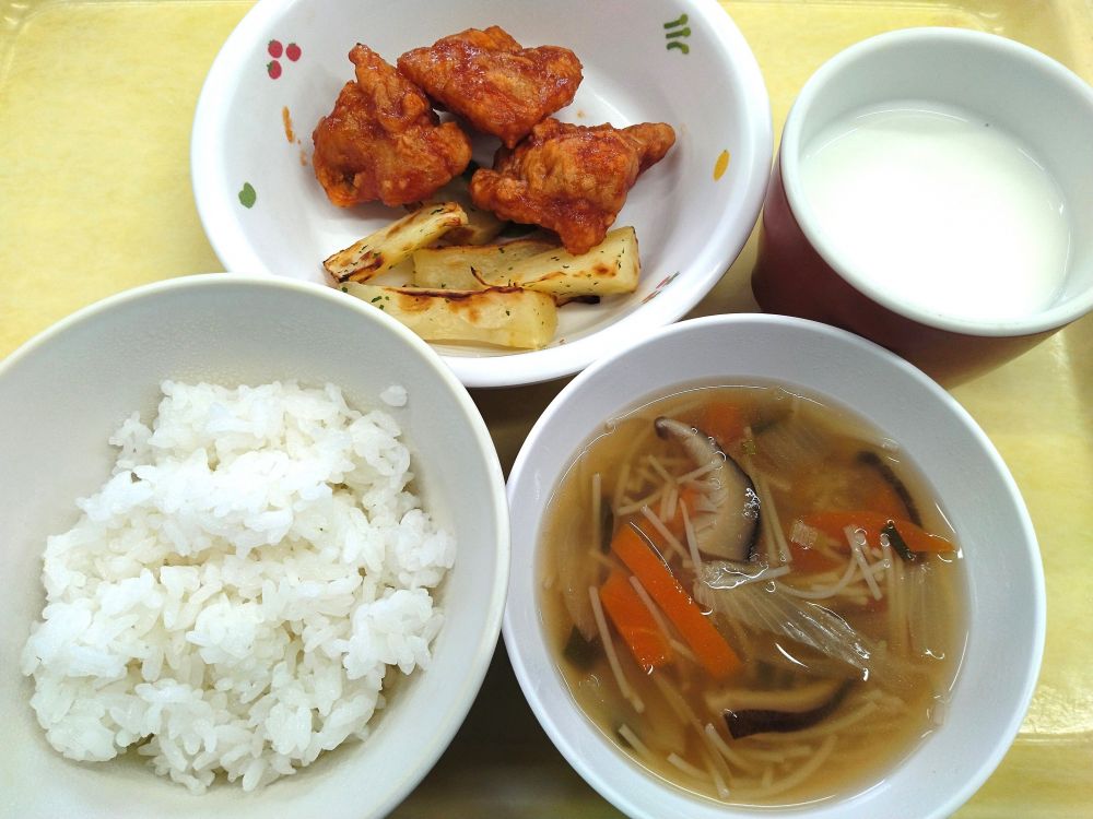 ご飯

鶏肉の甘辛あげ

焼ポテト

ビーフンスープ

牛乳