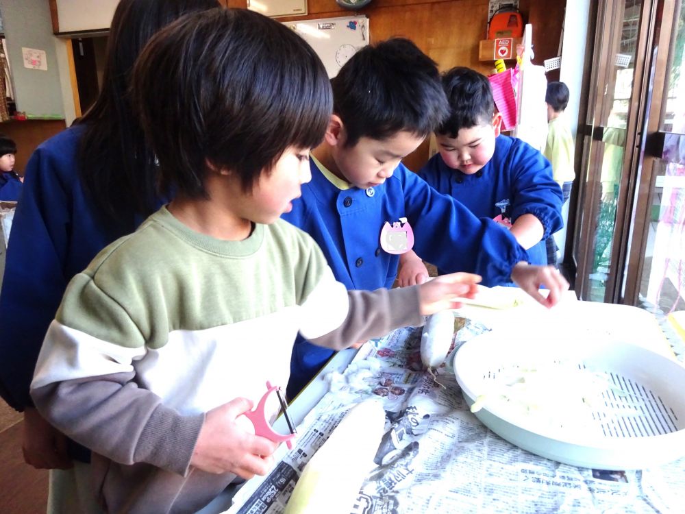 ゾウ組さんが収穫した大根が給食室にたくさん♡
今日はどんな料理にしてみんなに食べてもらおうかな～
給食先生もワクワクしながら考えます。

今日はお天気も良くて気持ちいい。

そうだ、切干し大根にしてみよう♪

