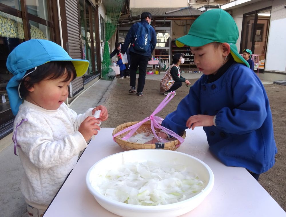 スライサーで上手にむいて園庭に干してみようとしていたら・・・
こんどはクマ組さん、リス組さんんも興味津々♡

「なにしよん？」
「やってみる？」
「やるーーー」

しっかり手を洗ってザルに干してくれました。

さて、どんな切干し大根が出来るかな♡
お楽しみに・・・♡