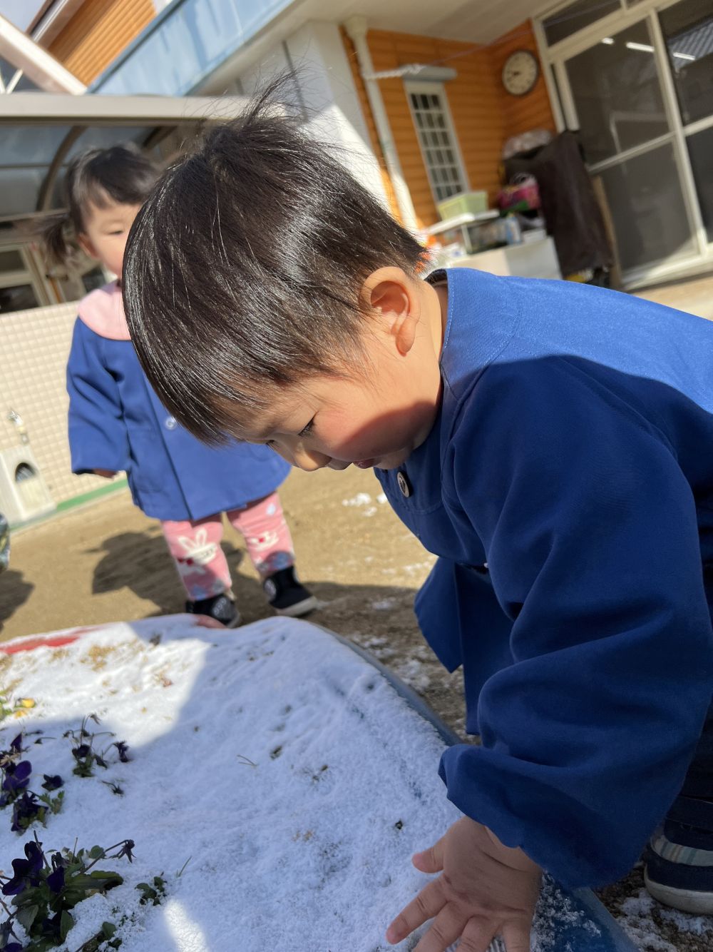 雪に手をペタッとすると手形が・・・
嬉しくて何回も「ペタッ･･･ペタッ･･･」と
言いながらしていましたよ😊