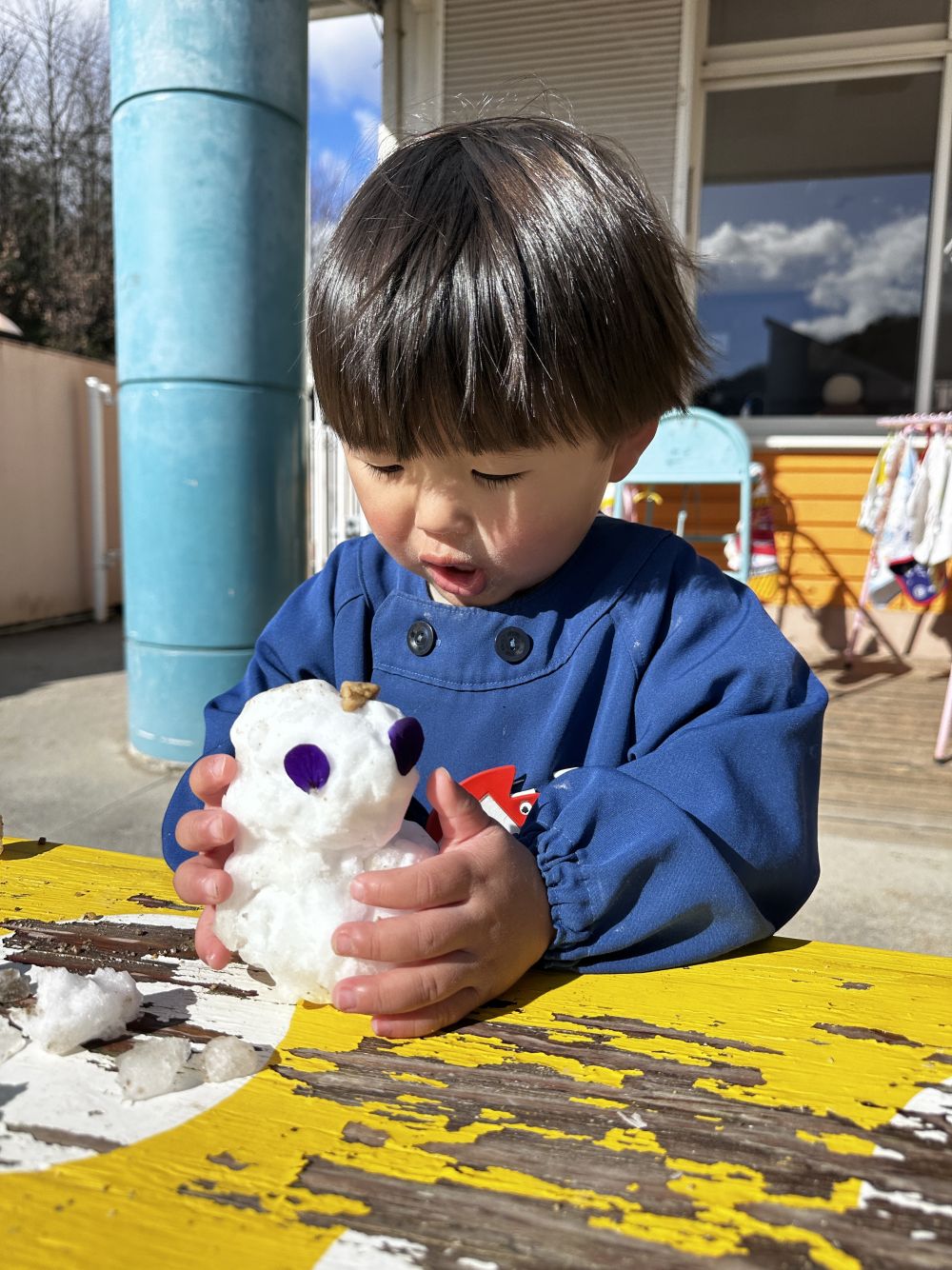 「ゆきだるまつくろう⛄」

「目は何にする？」と聞くと・・・
しばらく園庭を散策・・・

花びらが目になりました♪
石の帽子もいいね♪

名前は「Nちゃん」(友達の名前)だそうです♡