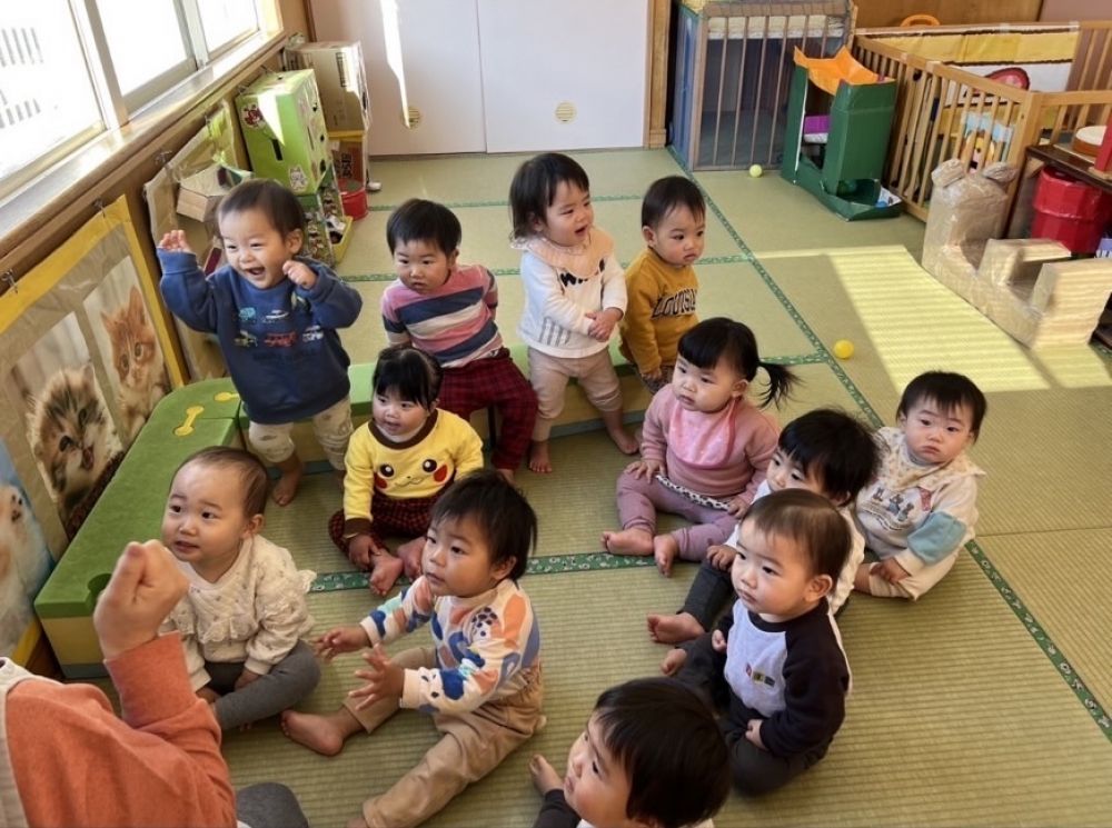 0歳児　ウサギ組
　　　　『おしくらまんじゅう』

こんにゃく・なっとう・おばけとおしくらまんじゅうをして遊ぶ絵本です。
おまんじゅうが「びえ～ん」と泣いたら
子どもたちも「びえ～ん」と真似っこしています♡