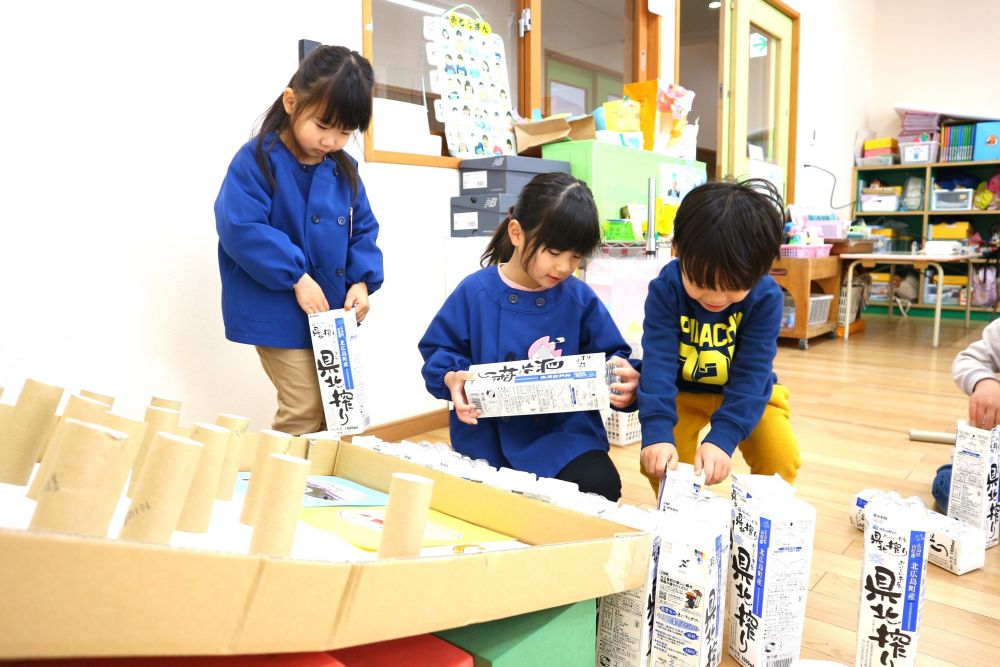 土台が斜めになったけど・・
「段ボールが滑っておちてくる」

“じゃあどうしようか・・？”
みんなで話し合って・・『牛乳パックで壁をつくることに』
