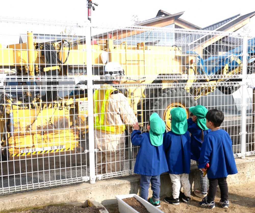 車ってかっこいいな・・・
こんな仕事してみたいな・・・
憧れや夢を持って日々過ごす子どもたち



今日から始まった道路工事に釘付けになるリス組さん
『何してるの？』
『なんの工事？』
『この車の名前は何？』
質問攻めです(笑)
気になることは聞いてみよう！！