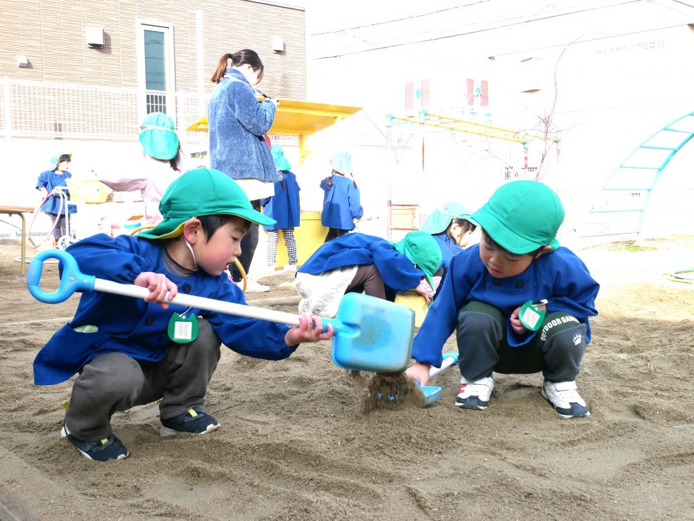 『砂場も工事中です！！』
『どんどん掘っていきましょう』
憧れを遊びで表現する姿は輝いています