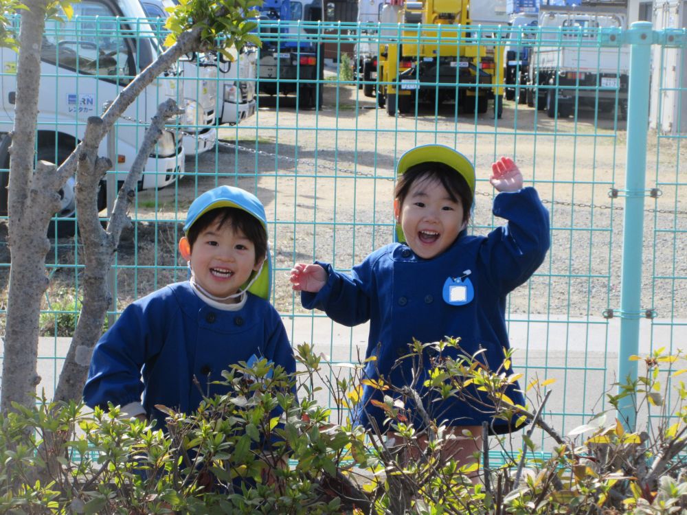 　

高西公園に行ったら必ずする”かくれんぼ”

「もういいか～い？」
「もういいよ～！」
探しているとクスクス…
隠れている茂みから小さな声が聞こえます
「見つかった！逃げろ～！」
楽しそうな笑い声が響きます♪

