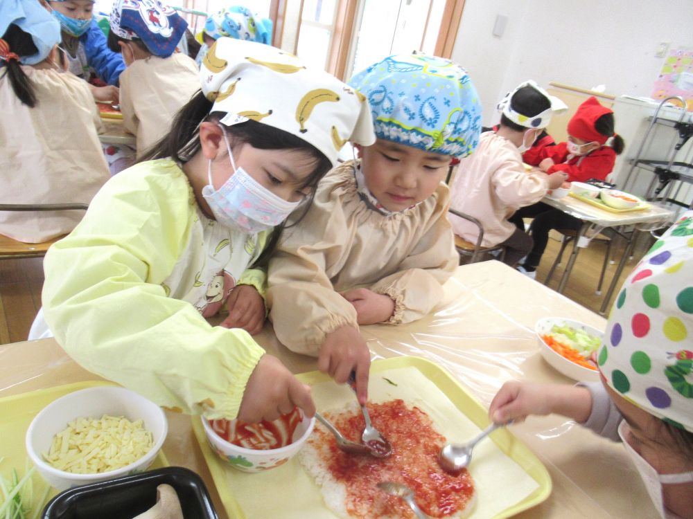 つぶしたご飯はグループのみんなの分を合体して、大きな１枚に♪
ケチャップでおいしい味付けをします。

「いいにお～い！」
「もう食べてもいいかなぁ」
と、鼻に伝わる匂いから食欲を刺激される子ども達♡