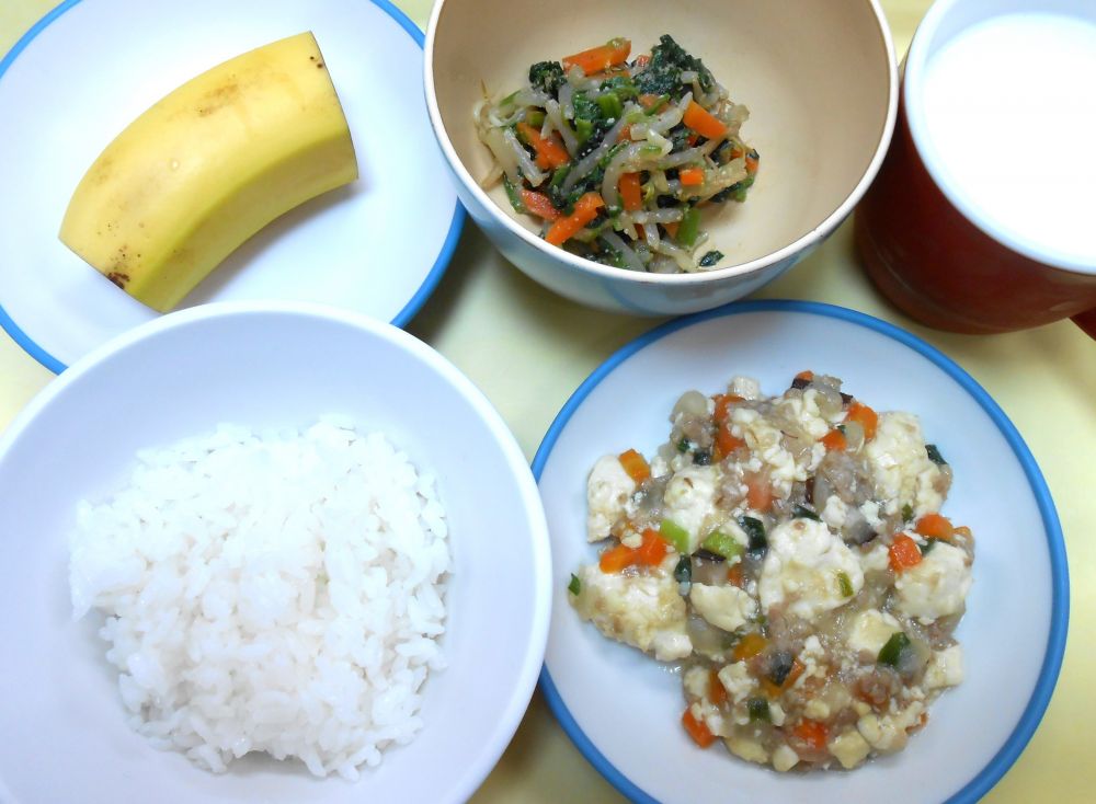 ご飯

マーボー豆腐

三色野菜のナムル

バナナ

牛乳