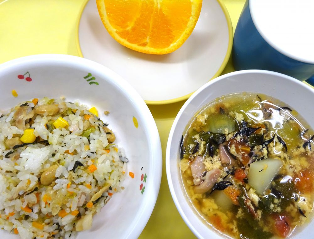 中華菜飯

トマトとチンゲン菜のスープ

オレンジ

牛乳