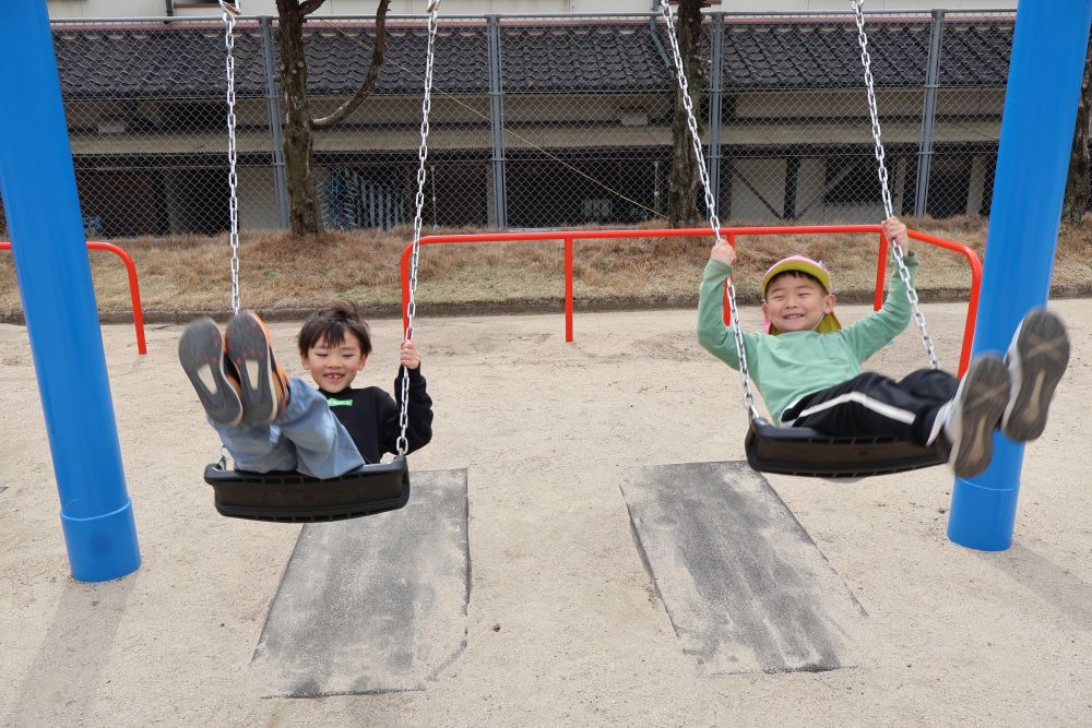 天気が良い日はお散歩日和♡
川上公園へ　レッツゴー ！ ！

公園での楽しみ方は人それぞれ！
友達と一緒に
ブランコに乗るだけで笑顔があふれる♡

