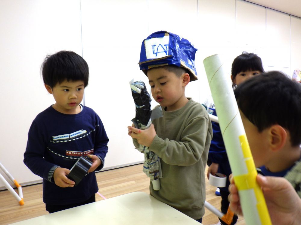 Sくんの「大谷選手みたいになりたい！」の思いも合わさり、
「こんなものが作りたい」「この色のガムテープを使いたい」
イメージが明確になり、友達と協力しながら形になっていっています