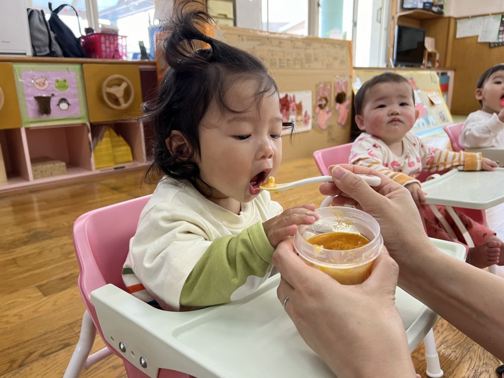 あいはうすで初めてのお弁当の日

大きな口をあけてパクリ
デザートのイチゴもペロリでした😋