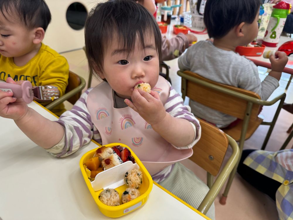 入園・進級して初めてのお弁当の日♪

朝から「今日はお弁当だね」と声をかけると
ワクワクした様子のヒヨコ組さん！

あいにくの雨だったので、お部屋でまったり遊んだ後に
待ちに待ったお弁当タイムです😊

「いただきます」
　　　　　「どうぞ♡」
ぱくっ！