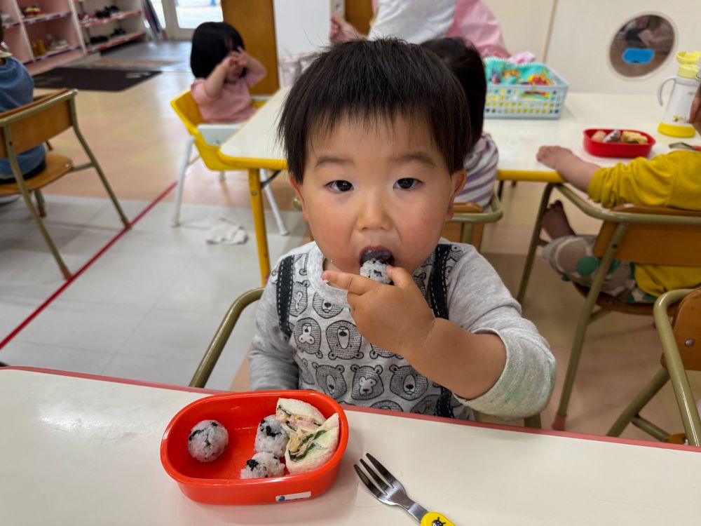 お部屋で読んだ絵本の「おべんとうバス」に出てきた
”おにぎりさんたち”だね☆

みんなの口のトンネルへ次々と入っていきます…！！