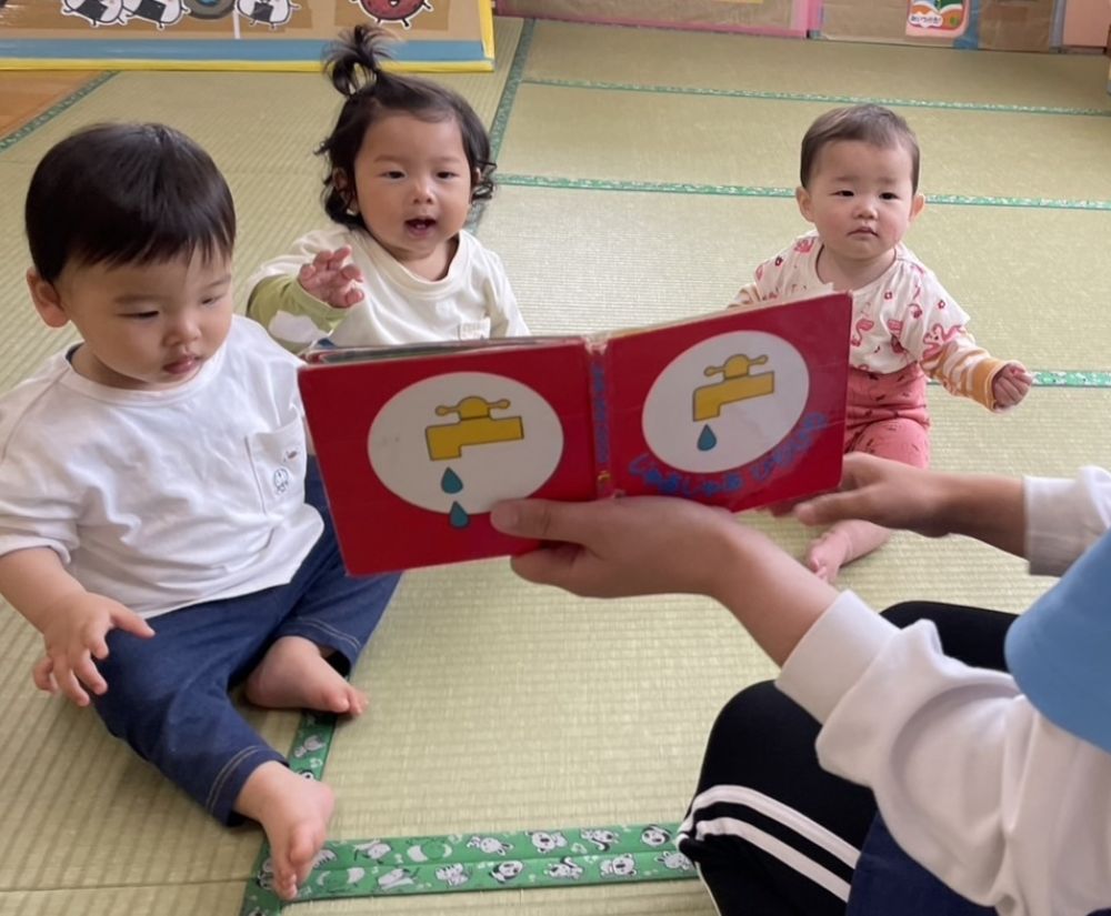 ０歳児　ウサギ組
　　　　『じゃあじゃあ　びりびり』

「じどうしゃ　ぶーぶー　ぶーぶー」
「みず　じゃあじゃあじゃあ」
子ども達に身近な物を分かりやすい
絵とリズムカルなことばで表現した
音から物を認識する絵本です。