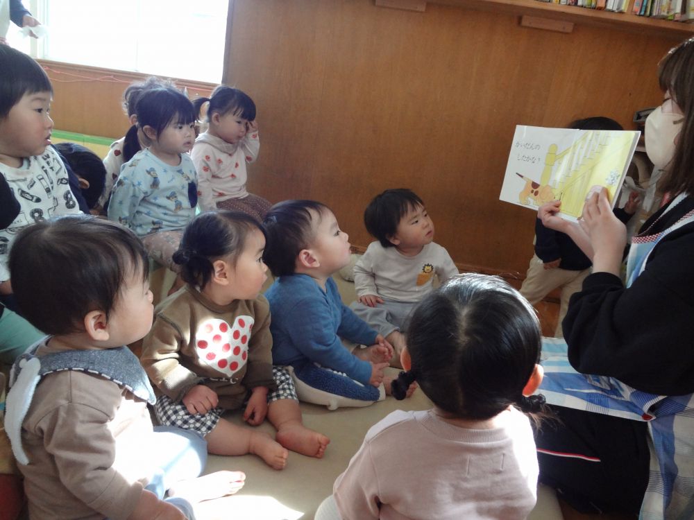 １歳児　ヒヨコ組
　　　　『コロちゃんはどこ？』

いなくなったコロちゃんを探して、いろいろなしかけページをめくって楽しむ絵本です。
”次はどこから何の動物さんがでてくるかな？”とみんな興味津々です😊
絵本が大好きなヒヨコ組さん！これからいっぱい読もうね♡